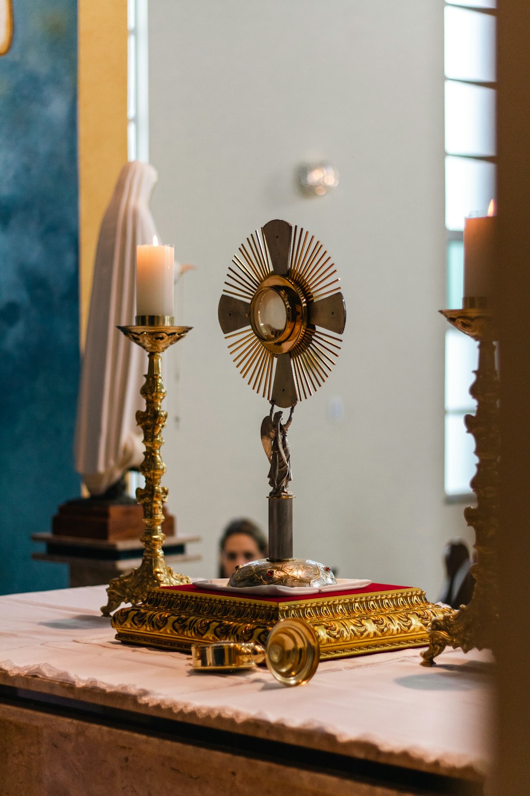 a-church-altar-with-a-cross-and-a-candle-v6-wmcrcjas