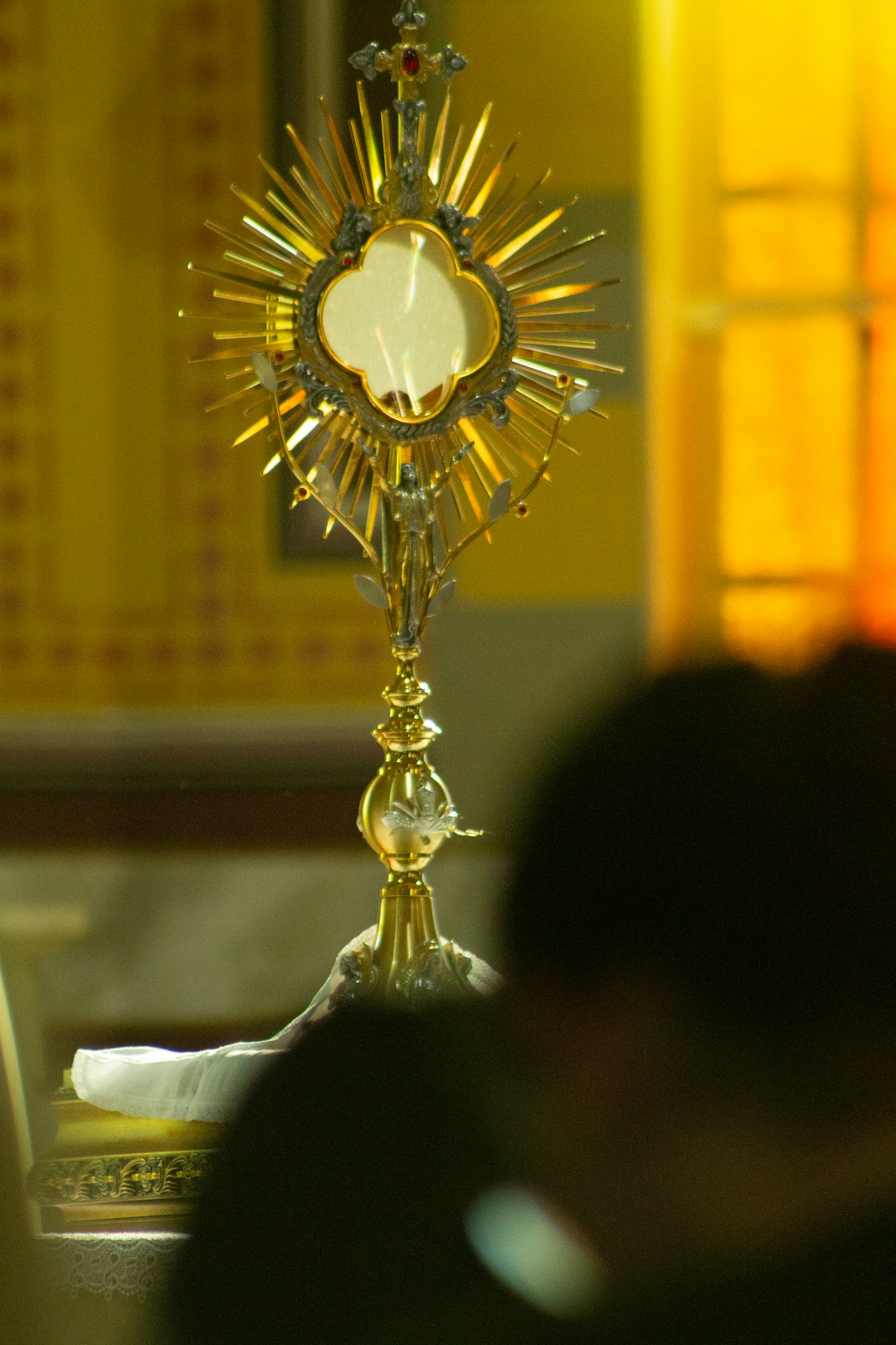 OSTENSÓRIO COM A HÓSTIA CONSAGRADA EM ADORAÇÃO AO SANTÍSSIMO